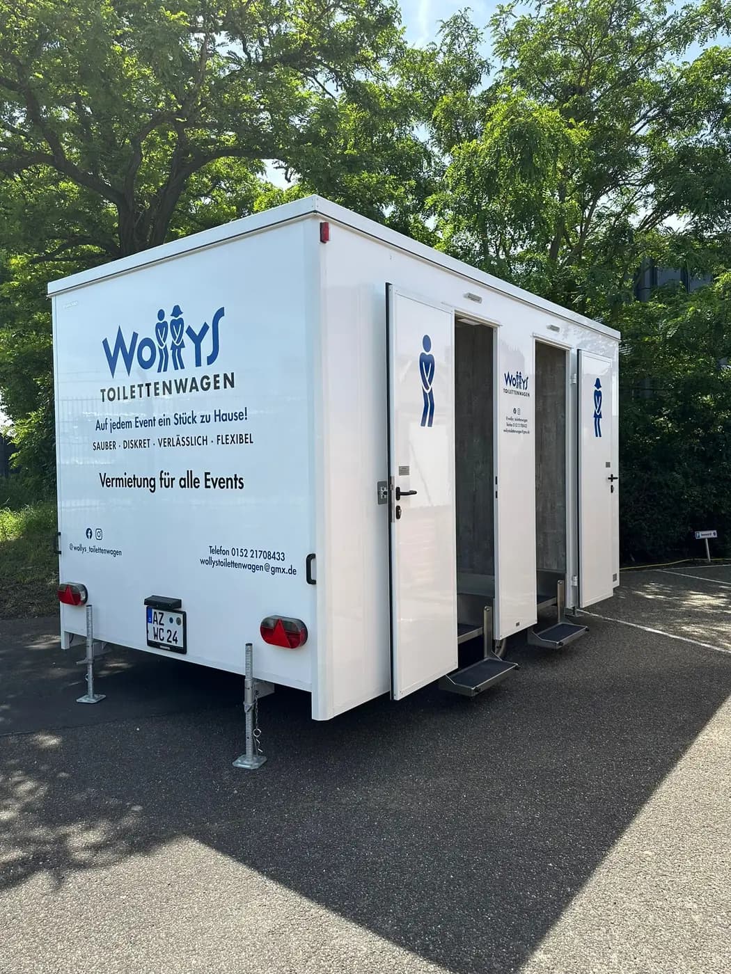 Toilettenwagen von Wollys, aufgestellt und einsatzbereit